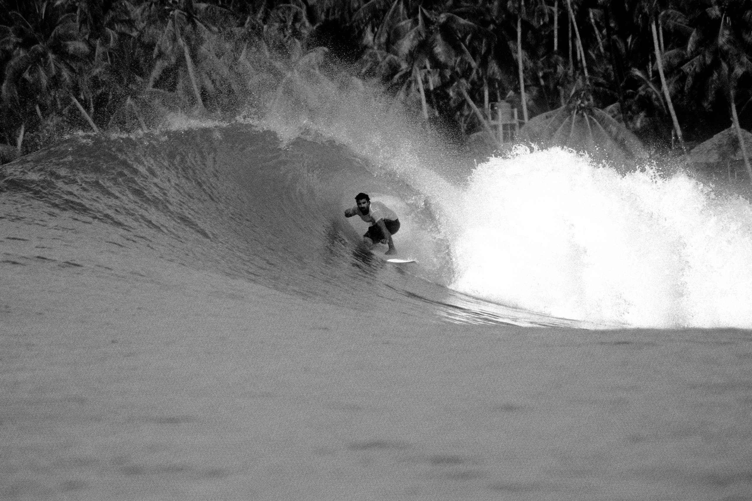 Surfista num tubo — Surf Coaching Porto