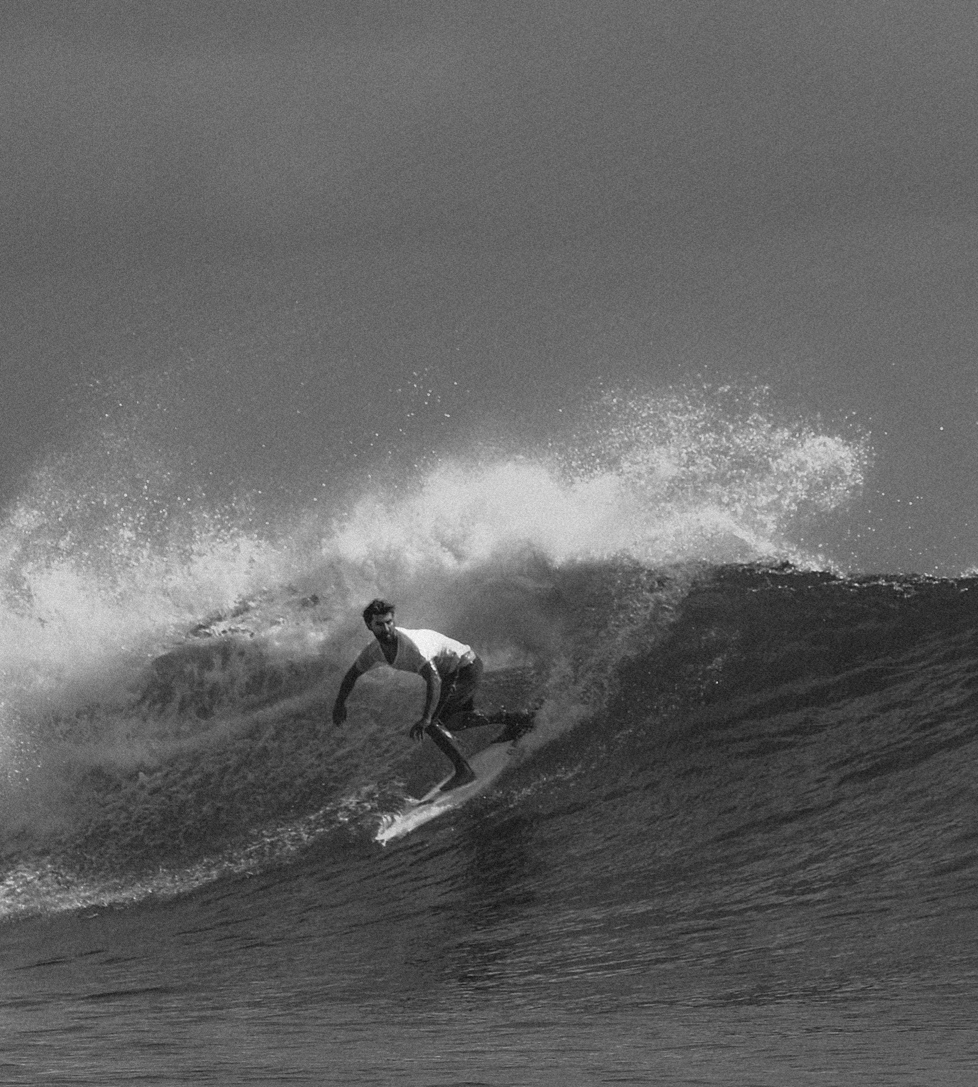 Surfista numa onda, a preto e branco — Surf Coaching Porto